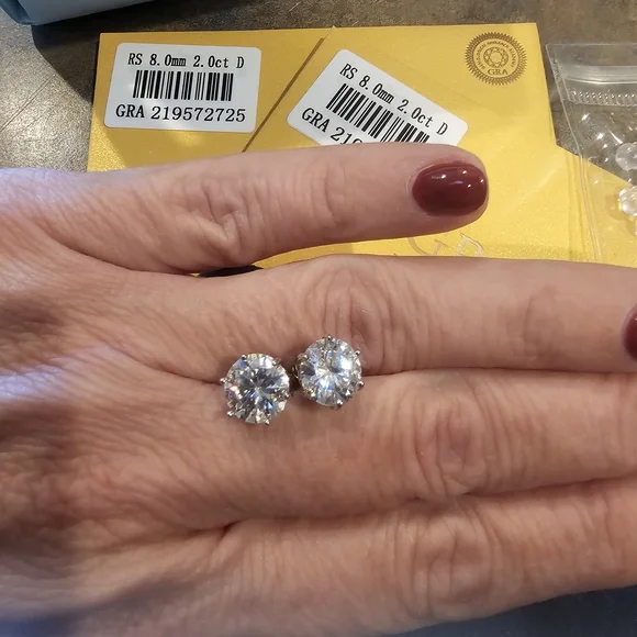 Elegant Moissanite stud earrings - Picture 3 of 6